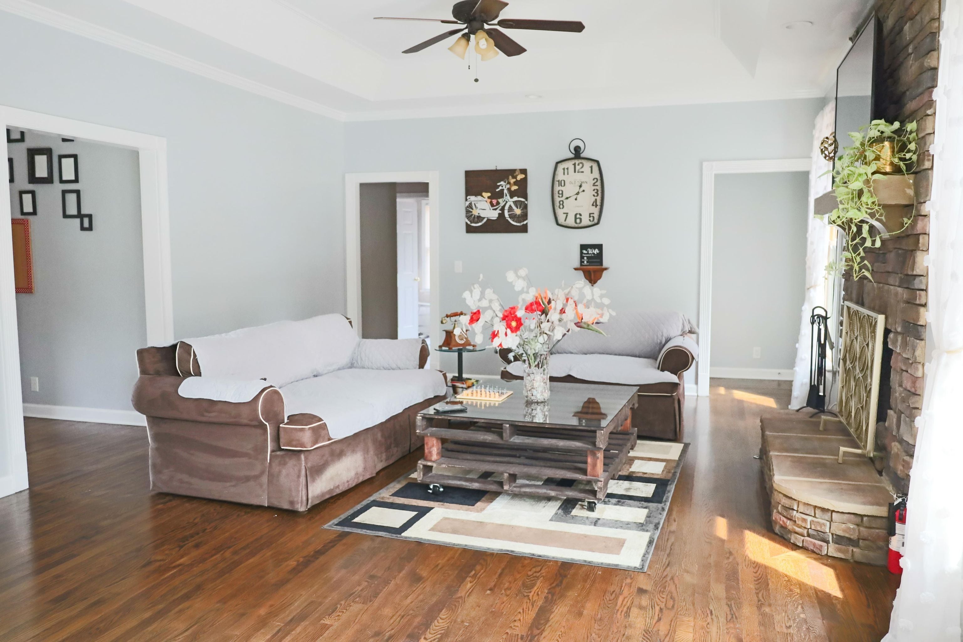 Een smart-tv en een open haard