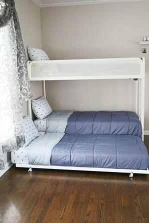 4 bedrooms, desk, iron/ironing board, free WiFi