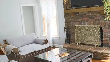 Una Smart TV, una chimenea