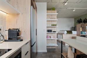 Kühlschrank, Mikrowelle, Ofen, Herdplatte