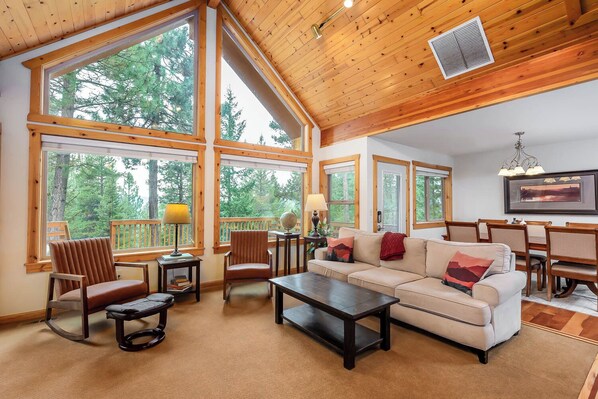 Smart TV, fireplace, DVD player, table football - Large Mountain Home Near Crescent, Odell & Crater Lakes. Family Reunion Home! (Crescent)