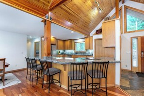 Fridge, microwave, oven, stovetop - Large Mountain Home Near Crescent, Odell & Crater Lakes. Family Reunion Home! (Crescent)