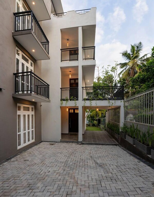 Apartment | Property grounds - Luxury Apartment - Sleeps 6, Garden & Parking (Sri Jayawardenepura Kotte)