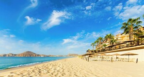 En la playa, camastros y toallas de playa 