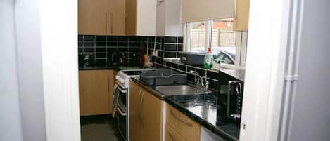 House | Private kitchen | Fridge, microwave, oven, stovetop