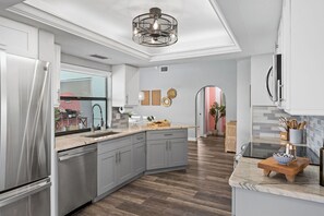 Kühlschrank, Mikrowelle, Ofen, Herdplatte