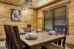 House, Multiple Beds (Gatlinburg Pool Lodge #400) | Dining