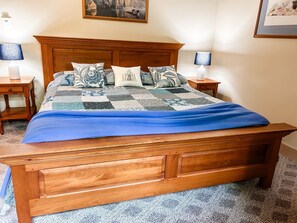 1 bedroom, desk, iron/ironing board, free WiFi - Lakeside, cozy cottage suite, perfect for couple! (Douro-Dummer)