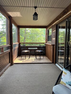 Outdoor dining - Lakeside, cozy cottage suite, perfect for couple! (Douro-Dummer)