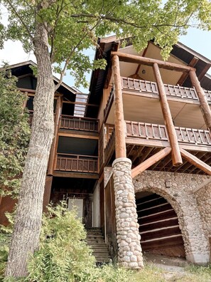 Exterior - Lakeside, cozy cottage suite, perfect for couple! (Douro-Dummer)