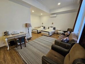 Habitación de lujo | Ropa de cama de alta calidad, caja fuerte, escritorio