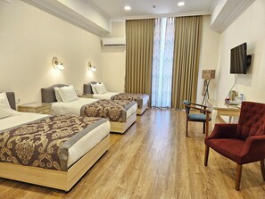 Tremannsrom – superior | Sengetøy av topp kvalitet, safe på rommet og skrivebord