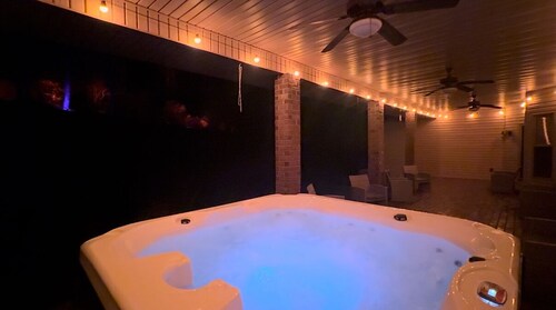 Luxury Old Man's Cave Home🌲Walking Distance to Hocking Hills Park with Hot Tub 