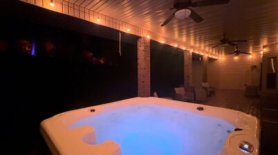 Luxury Old Man's Cave Home🌲Walking Distance to Hocking Hills Park with Hot Tub