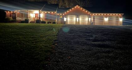 Luxury Old Man's Cave Home🌲Walking Distance to Hocking Hills Park with Hot Tub