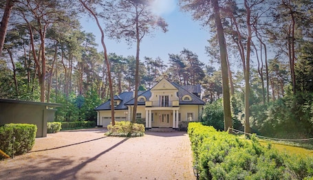 Exterior. Villa with spa facilities, 25 mins to Warsaw central in beautiful Magdalenka.