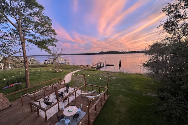 End a perfect day with Fire pit, hammocks, yard games, grill, loungers and music