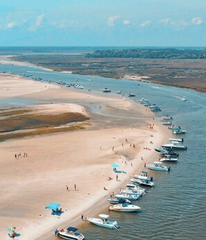 En la playa, camastros y toallas de playa