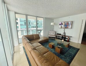 Living area - PERFECT BAY VIEW 2 BEDROOM APARTMENT IN BRICKELL (Miami)