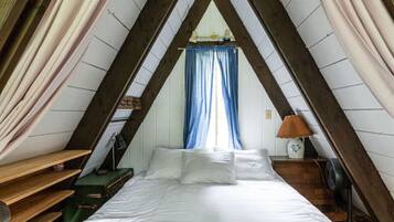 2 bedrooms, desk, WiFi, bed sheets