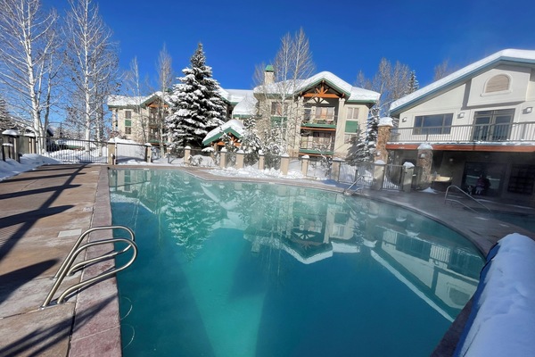 Una piscina al aire libre, una piscina climatizada