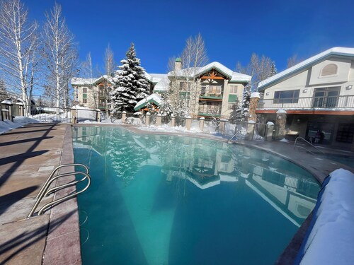  Modern Mountain Retreat - Ski-in-out - Heated Pool and Hot Tub