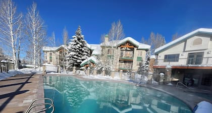 Modern Mountain Retreat - Ski-in-out - Heated Pool and Hot Tub