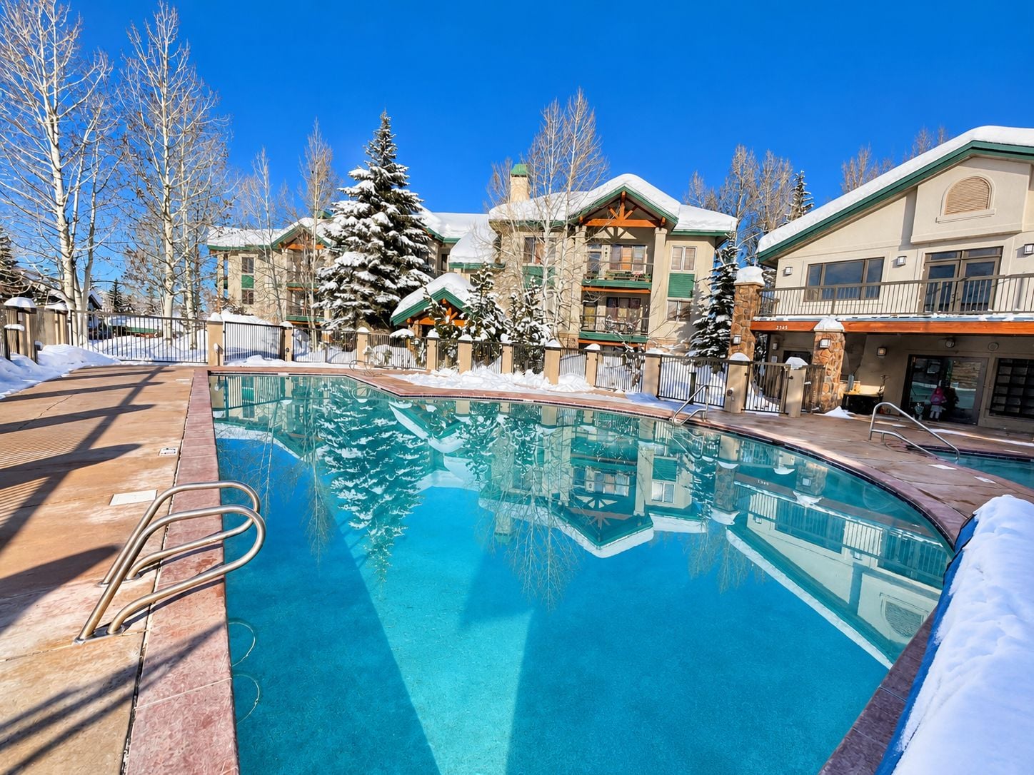 The pool, with the Spa building in the background (L) & amenities building (R)