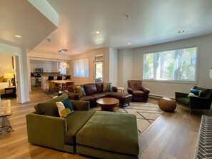 Smart TV, fireplace, books -  Modern Mountain Retreat - Ski-in-out - Heated Pool and Hot Tub (Steamboat Springs)