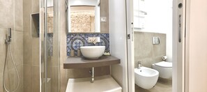 Dusch, hårtork, bidé och handdukar