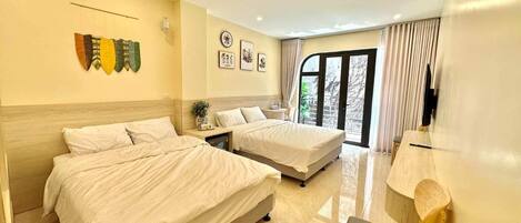 Family Room | Laptop workspace, free WiFi