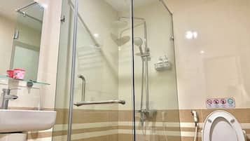 Quarto família | Banheiro | Chuveiro, ducha de hidromassagem, chinelos, toalhas de banho