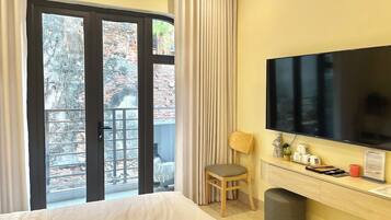 Family Room | Laptop workspace, free WiFi