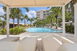 Una piscina al aire libre, una piscina climatizada