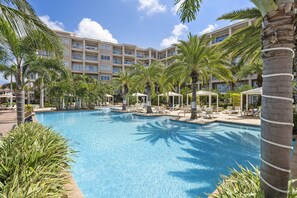 Utendørsbasseng og et oppvarmet basseng