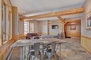 Interior - A Skiers Paradise, Short Walk to Lift. TX202 (Copper Mountain)