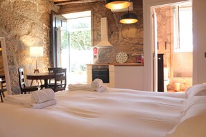 1 habitación, tabla de planchar con plancha y cuna de viaje 