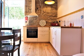 Refrigerador, horno, parrilla de estufa y cafetera y tetera 