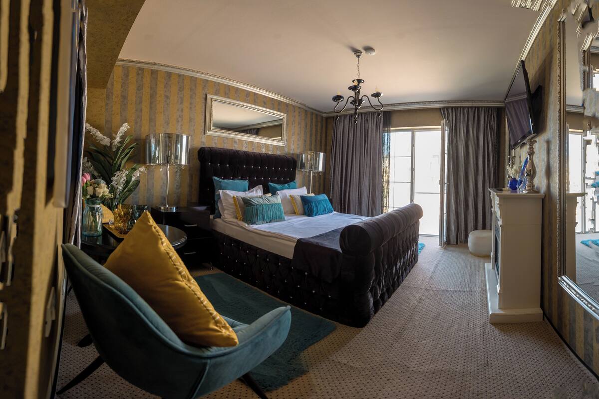 Premium Room | 1 bedroom, desk, laptop workspace, blackout curtains