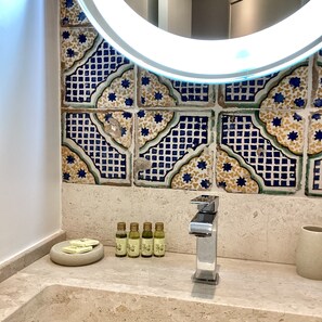 Hårtork, handdukar, tvål och schampo