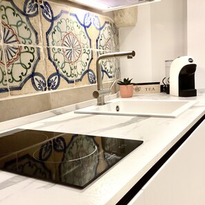 Kylskåp, spishäll, diskmaskin och vattenkokare