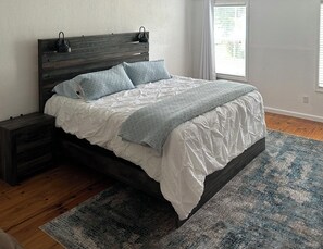 3 bedrooms, desk, iron/ironing board, WiFi - Great location, home away from home! (Starkville)