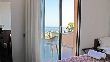 Camera quadrupla, vista mare | Biancheria da letto di alta qualità, minibar, una scrivania