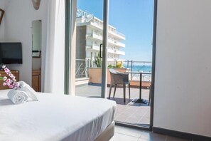 Hochwertige Bettwaren, Minibar, Schreibtisch