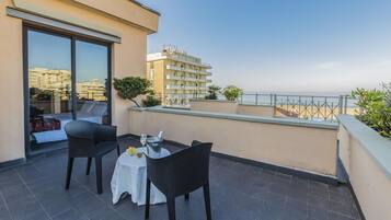 Camera Deluxe, balcone, vista mare | Biancheria da letto di alta qualità, minibar, una scrivania