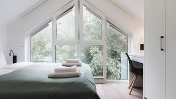 2 bedrooms, travel crib, free WiFi, bed sheets