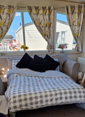 4 bedrooms, iron/ironing board, free WiFi, bed sheets - D&A's Short Breaks - St Margaret's Bay, Dover (Saint Margaret's at Cliffe)