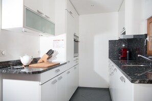 Kühlschrank, Ofen, Geschirrspüler, Wasserkocher mit Kaffee-/Teezubehör