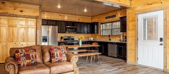 Dog Friendly Cabin w/ Hot Tub, Arcade & Fireplace