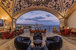 Interior - Escape to Paradise: 3BR Condo w Pool & Gym (Cabo San Lucas)